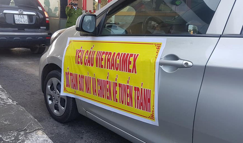 Hà Nội: Nhiều tài xế dừng xe, phản đối trạm thu phí BOT Bắc Thăng Long - Nội Bài ha noi nhieu tai xe dung xe phan doi tram thu phi bot bac thang long noi bai