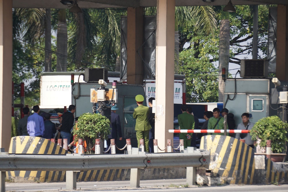 Hà Nội: Nhiều tài xế dừng xe, phản đối trạm thu phí BOT Bắc Thăng Long - Nội Bài ha noi nhieu tai xe dung xe phan doi tram thu phi bot bac thang long noi bai