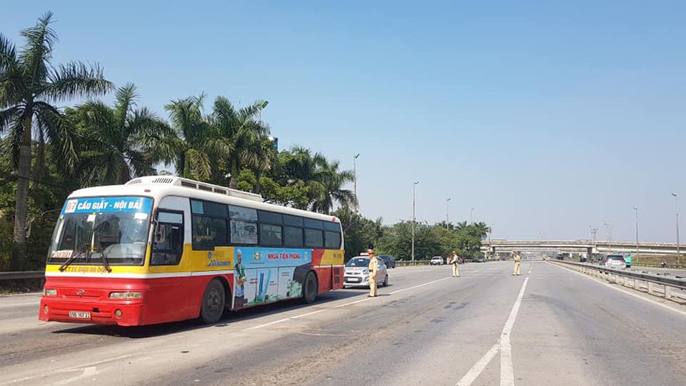 Hà Nội: Nhiều tài xế dừng xe, phản đối trạm thu phí BOT Bắc Thăng Long - Nội Bài ha noi nhieu tai xe dung xe phan doi tram thu phi bot bac thang long noi bai