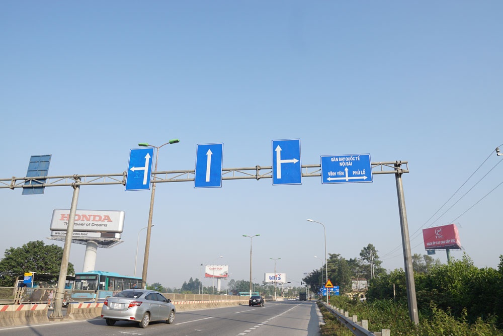 Hà Nội: Nhiều tài xế dừng xe, phản đối trạm thu phí BOT Bắc Thăng Long - Nội Bài ha noi nhieu tai xe dung xe phan doi tram thu phi bot bac thang long noi bai