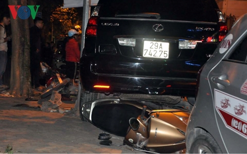 vu xe hop lexus dam lien hoan tai ha noi nhan chung ke lai su viec