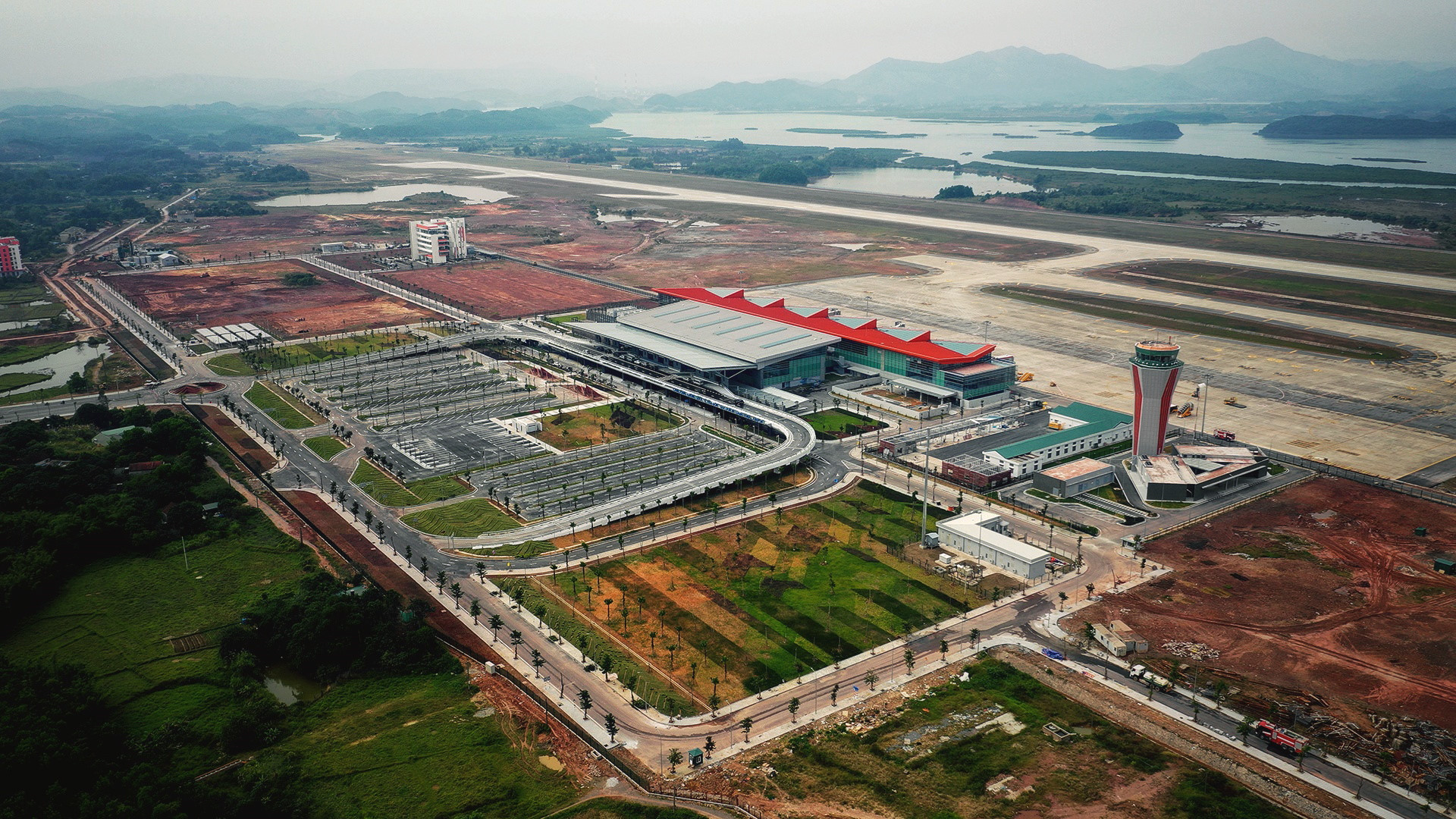 toan canh san bay van don giua trung diep nui rung quang ninh