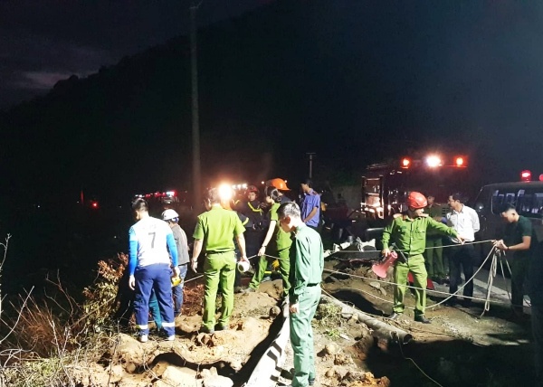Đà Nẵng: Hiện trường vụ xe bồn bốc cháy, tài xế tử vong ở Hải Vân da nang hien truong vu xe bon boc chay tai xe tu vong o hai van