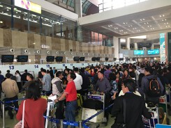 Cảng Nội Bài thử nghiệm tách người đưa tiễn cao điểm Tết