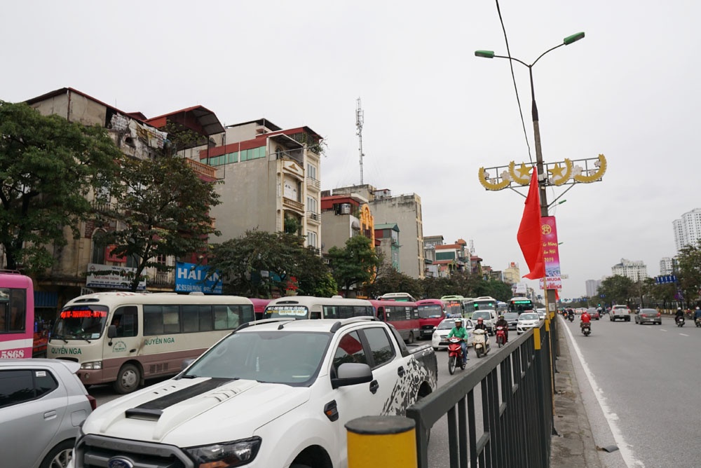 vang khach dip tet duong lich 2019 duong vao ben xe giap bat van chat ken nguoi