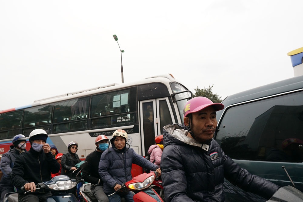 vang khach dip tet duong lich 2019 duong vao ben xe giap bat van chat ken nguoi