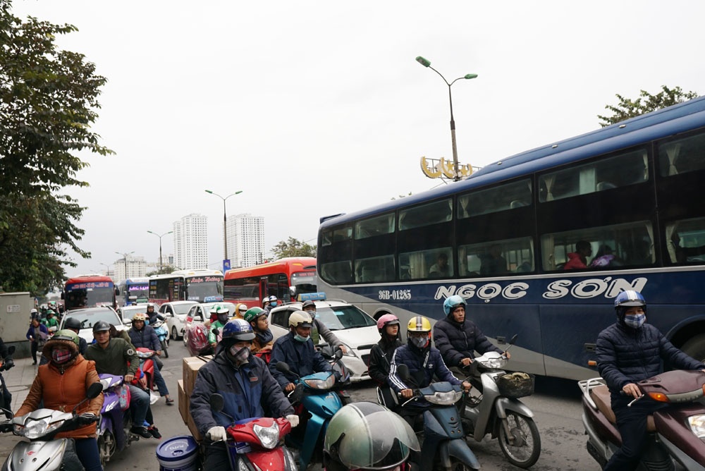 vang khach dip tet duong lich 2019 duong vao ben xe giap bat van chat ken nguoi