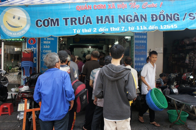 chuyen nguoi sai gon tu te quan com 2000 dong giua long thanh pho