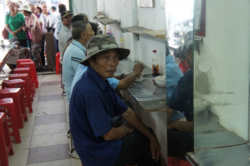 chuyen nguoi sai gon tu te quan com 2000 dong giua long thanh pho