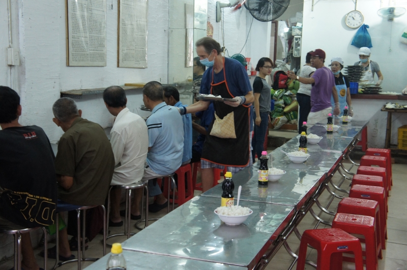 chuyen nguoi sai gon tu te quan com 2000 dong giua long thanh pho
