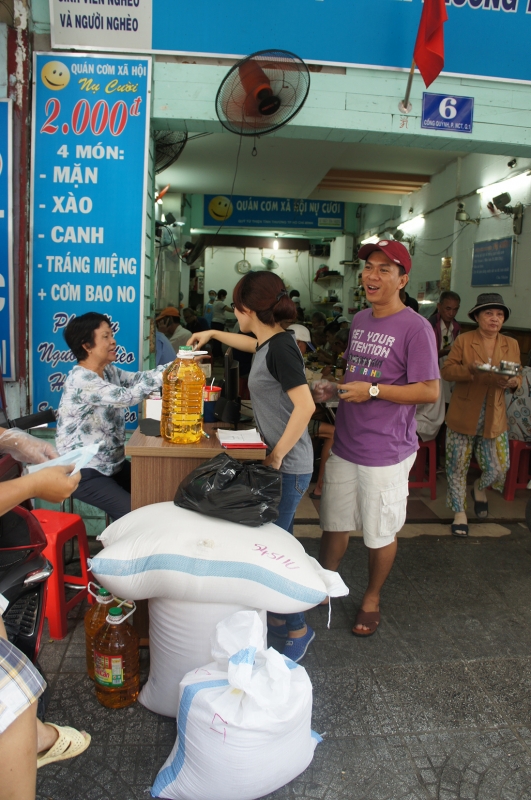 chuyen nguoi sai gon tu te quan com 2000 dong giua long thanh pho