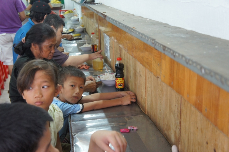 chuyen nguoi sai gon tu te quan com 2000 dong giua long thanh pho