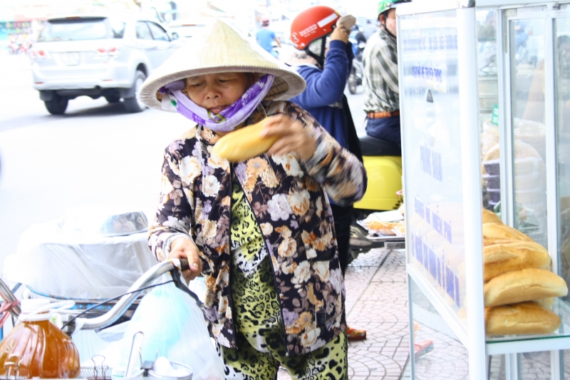 chuyen nguoi sai gon tu te nhung o banh mi mien phi tren pho