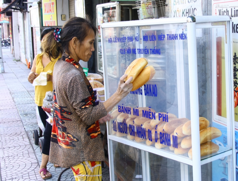 chuyen nguoi sai gon tu te nhung o banh mi mien phi tren pho
