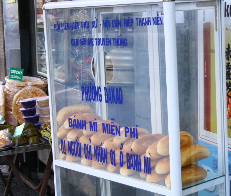 chuyen nguoi sai gon tu te nhung o banh mi mien phi tren pho