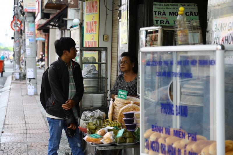 chuyen nguoi sai gon tu te nhung o banh mi mien phi tren pho