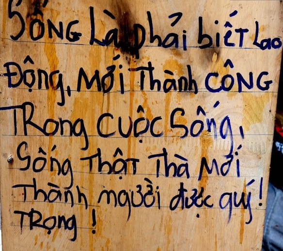 chang trai sua giay mien phi cho nguoi ngheo tren pho sai gon
