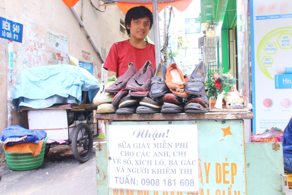chang trai sua giay mien phi cho nguoi ngheo tren pho sai gon