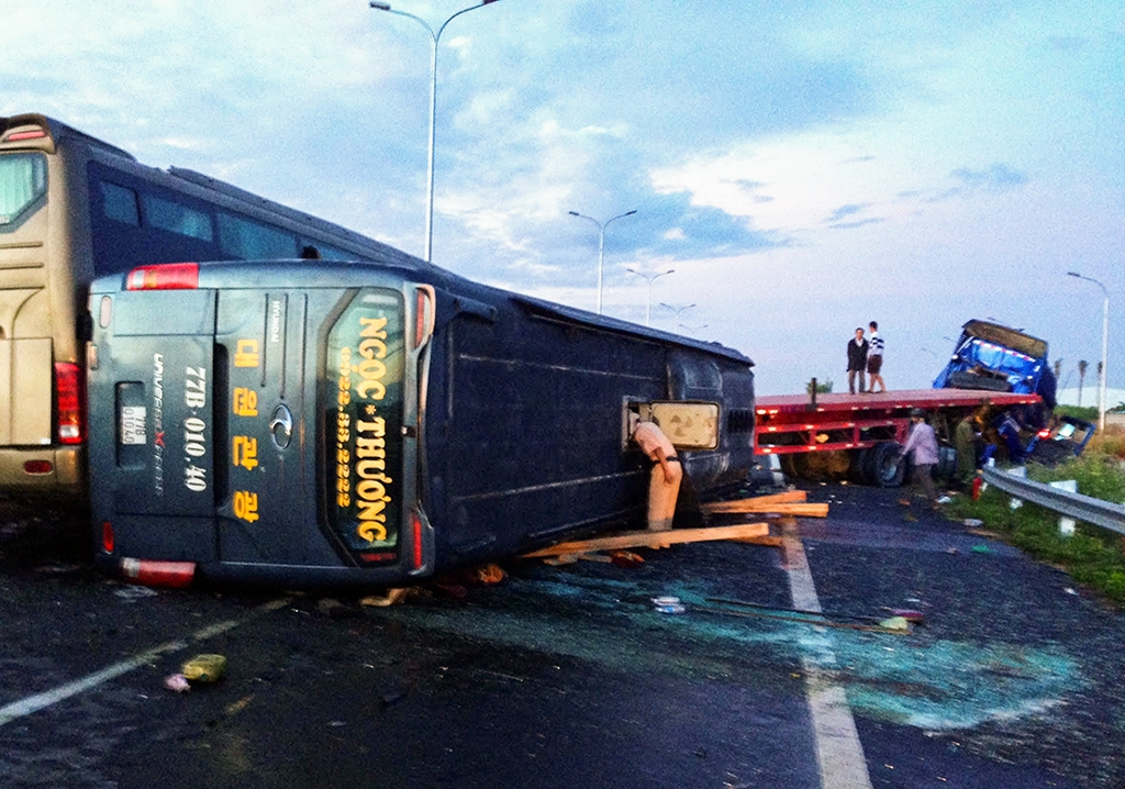 hai xe khach cung xe dau keo container tong nhau nhieu nguoi bi thuong