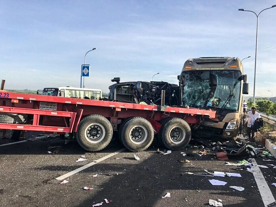 hai xe khach cung xe dau keo container tong nhau nhieu nguoi bi thuong