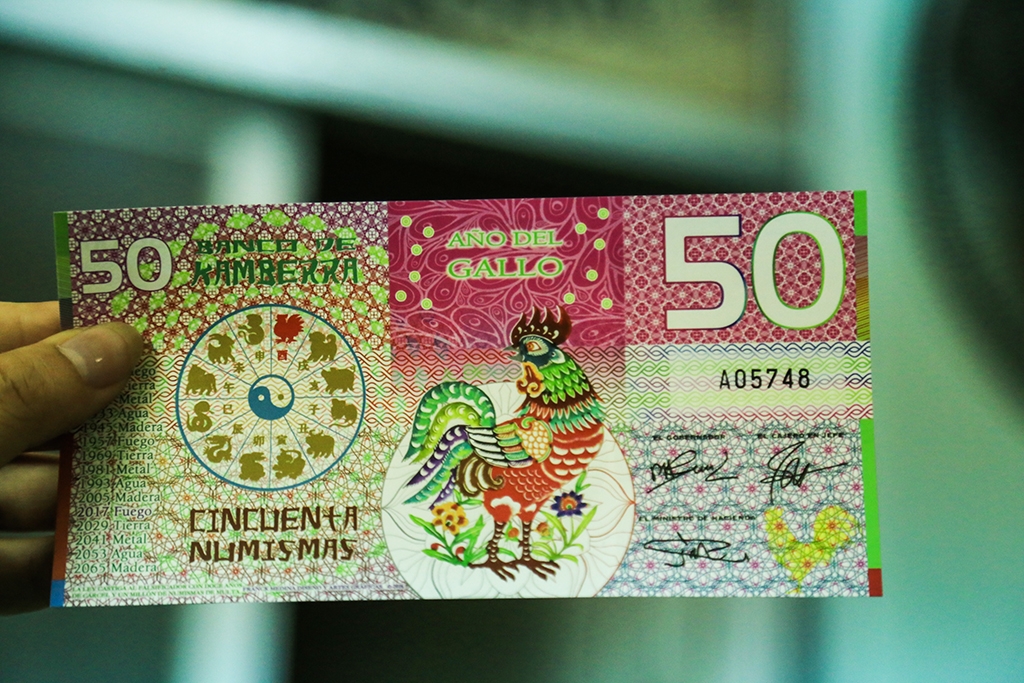 san tien ngoai te in hinh con ga vao dip tet dinh dau