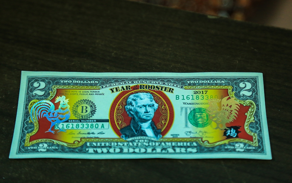 san tien ngoai te in hinh con ga vao dip tet dinh dau