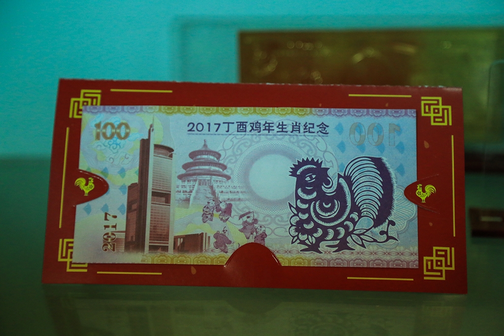 san tien ngoai te in hinh con ga vao dip tet dinh dau