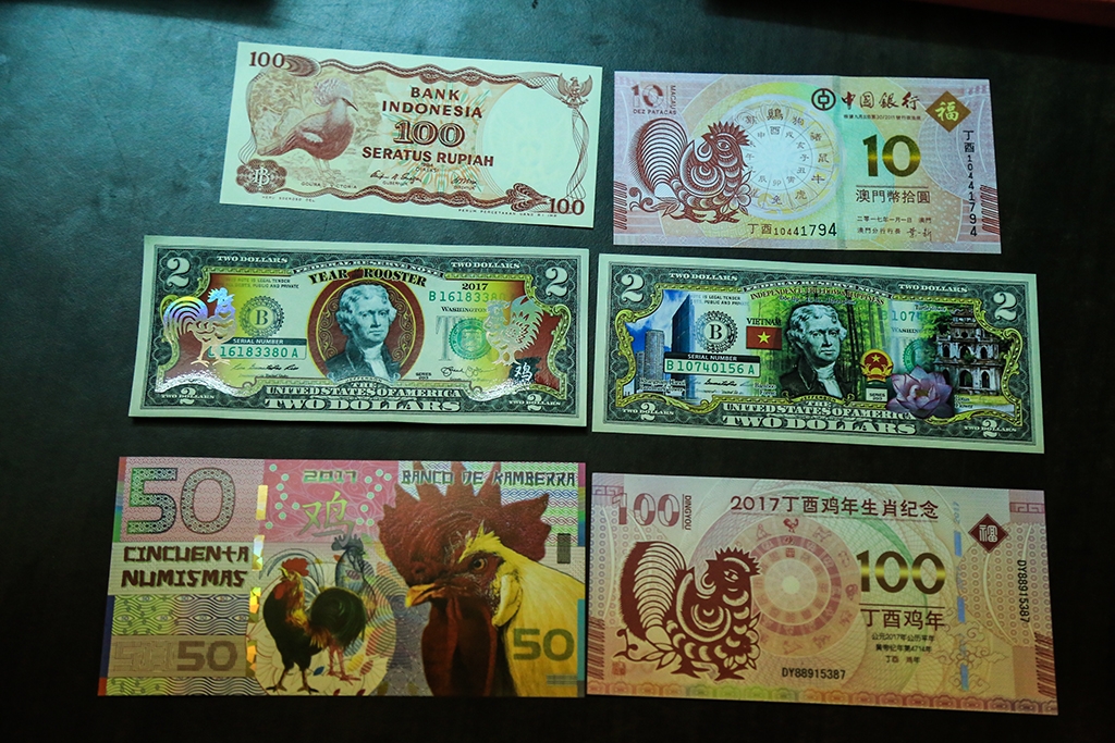 san tien ngoai te in hinh con ga vao dip tet dinh dau