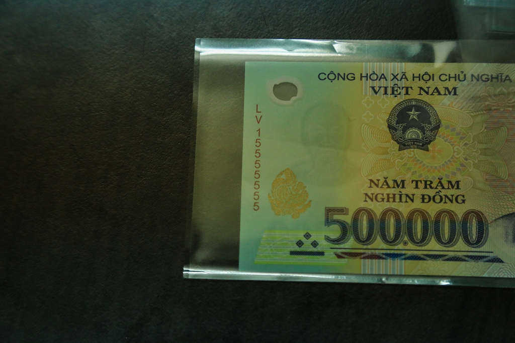 san tien ngoai te in hinh con ga vao dip tet dinh dau