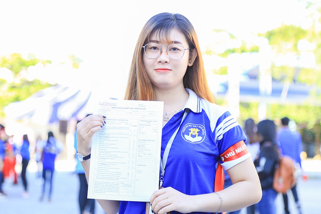hoa hau do my linh cung hang nghin ban tre hien mau trong ngay chu nhat do