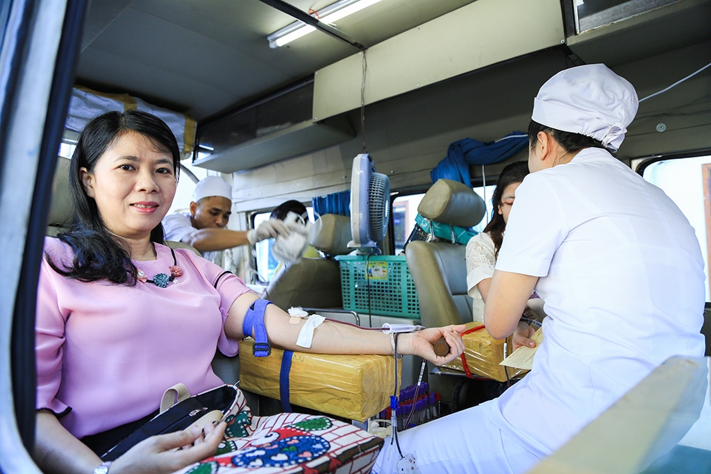 hoa hau do my linh cung hang nghin ban tre hien mau trong ngay chu nhat do