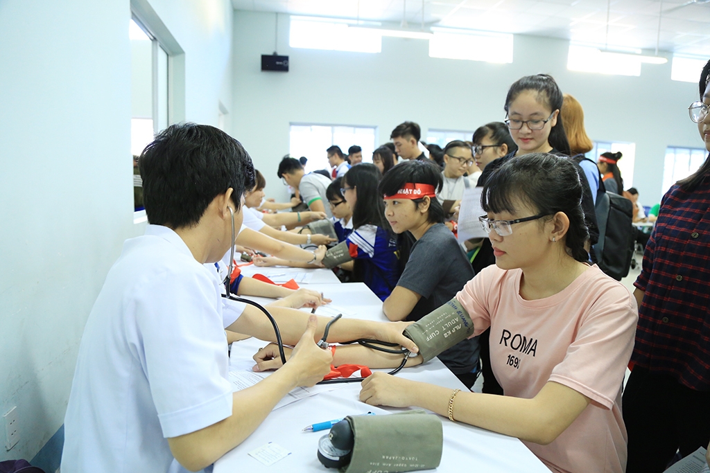 hoa hau do my linh cung hang nghin ban tre hien mau trong ngay chu nhat do