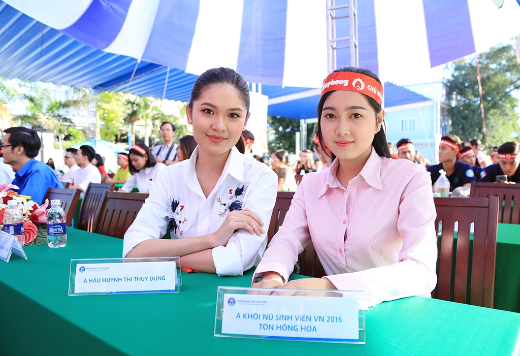 hoa hau do my linh cung hang nghin ban tre hien mau trong ngay chu nhat do