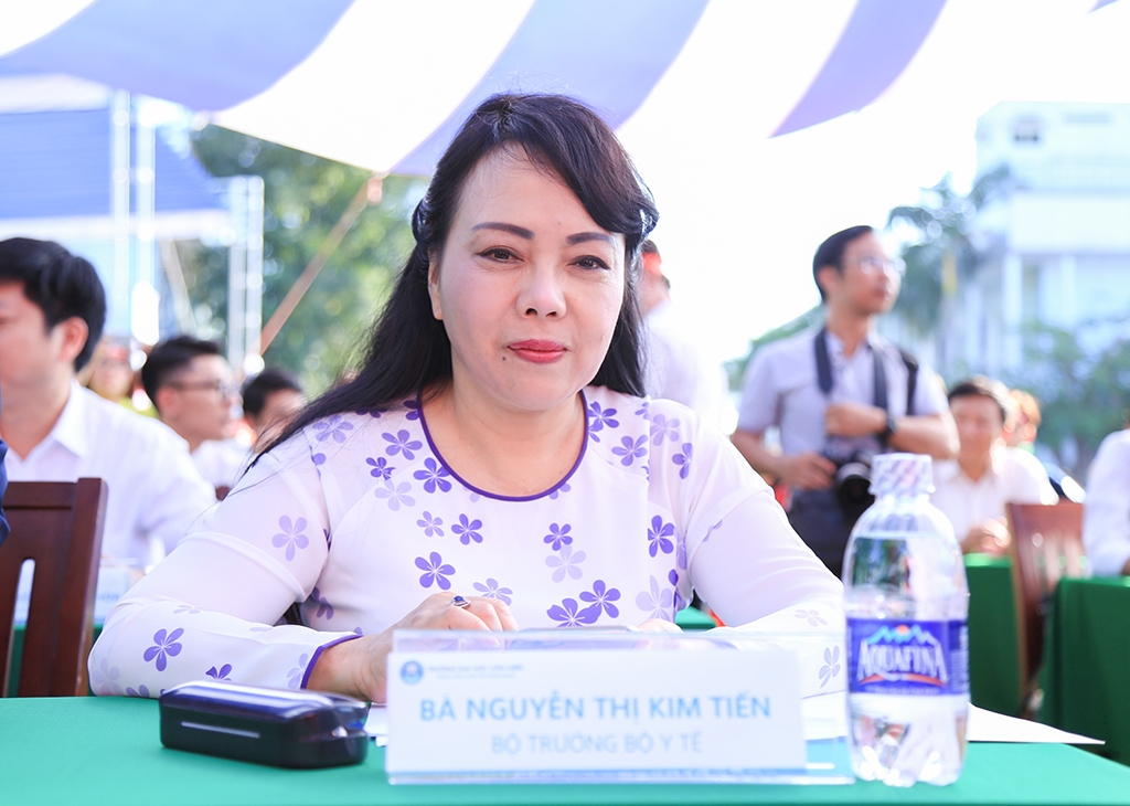 hoa hau do my linh cung hang nghin ban tre hien mau trong ngay chu nhat do