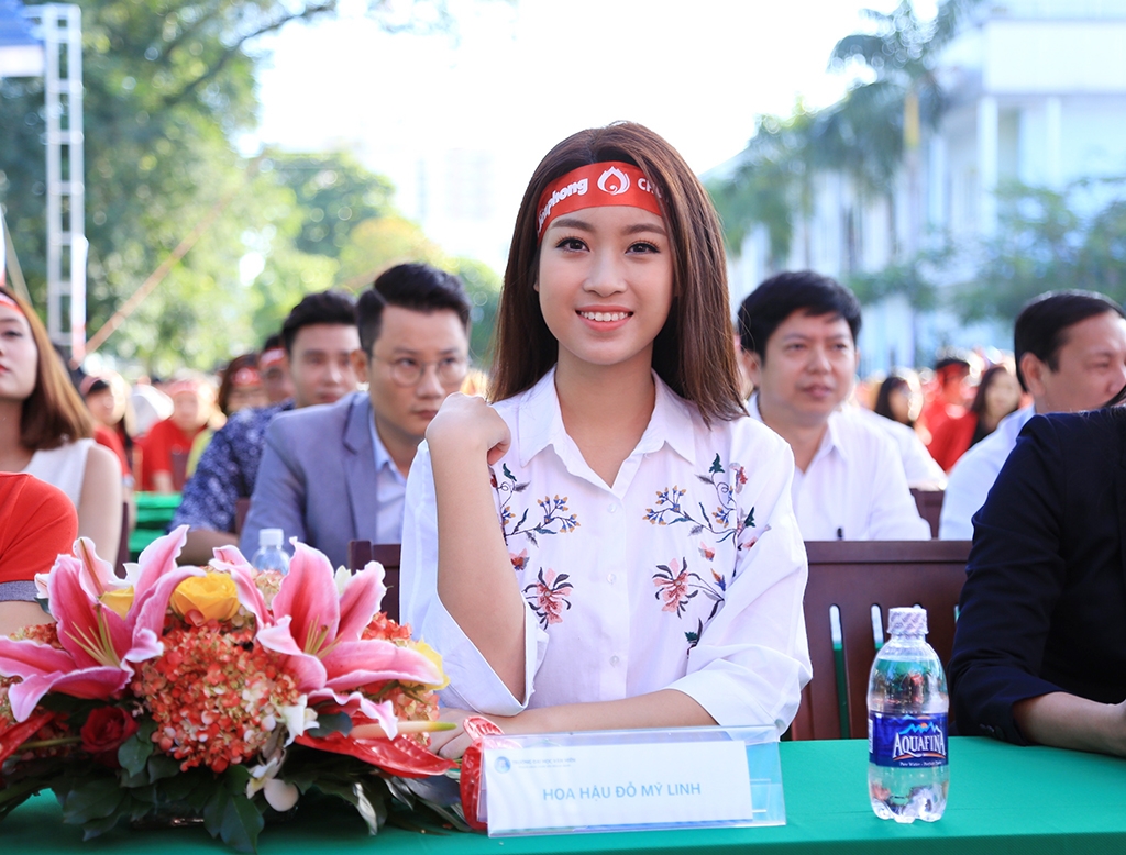 hoa hau do my linh cung hang nghin ban tre hien mau trong ngay chu nhat do