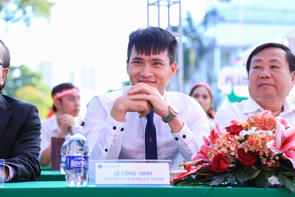 hoa hau do my linh cung hang nghin ban tre hien mau trong ngay chu nhat do