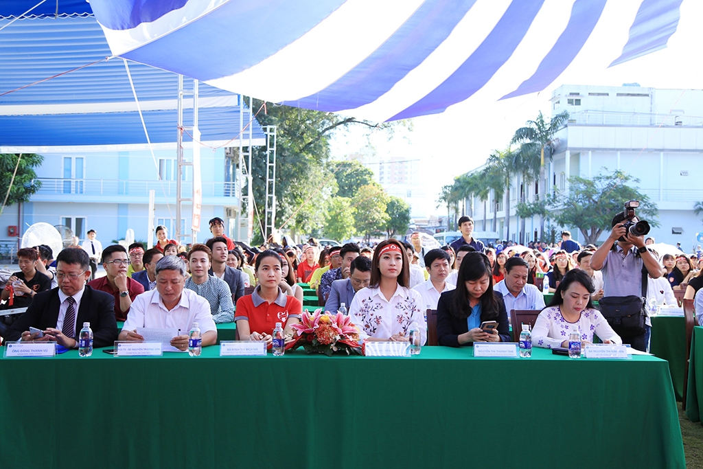 hoa hau do my linh cung hang nghin ban tre hien mau trong ngay chu nhat do