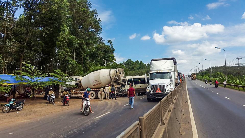 xe khach dam xe bon 3 nguoi thuong vong
