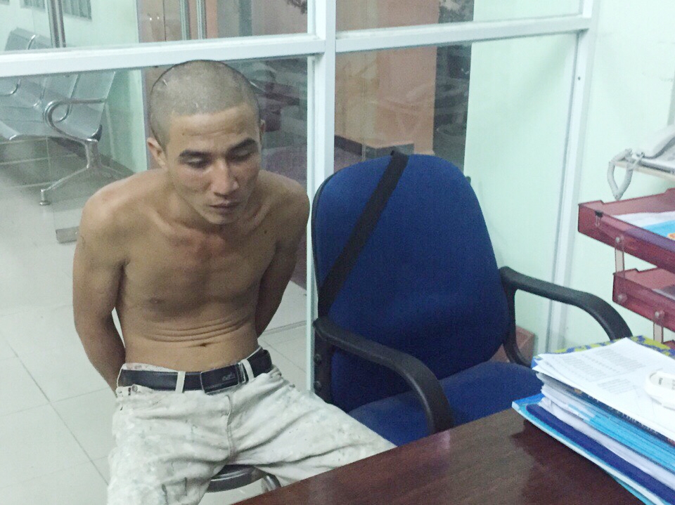 bat giu thanh nien sat hai chu no tai phong tro