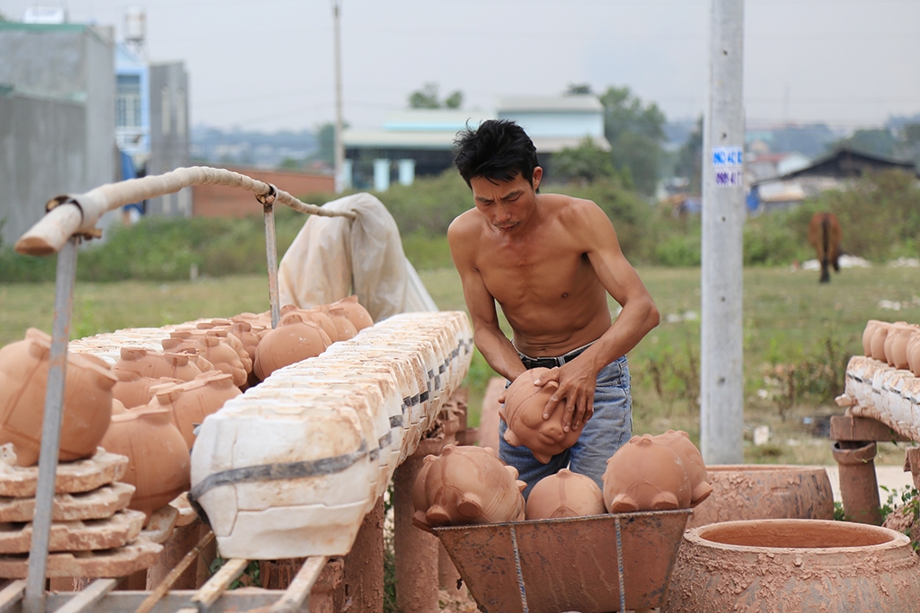 lang gom binh duong hoi ha san xuat ga vang don tet dinh dau