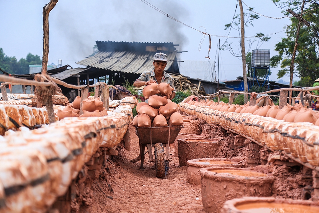 lang gom binh duong hoi ha san xuat ga vang don tet dinh dau