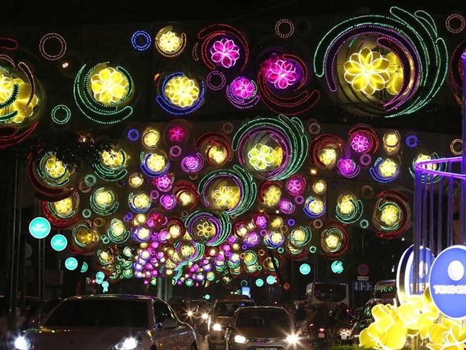 dieu chinh den trang tri tet bot loe loet