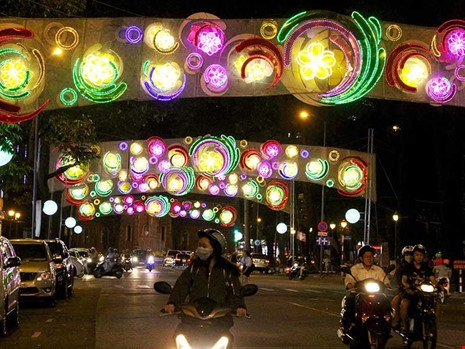 dieu chinh den trang tri tet bot loe loet