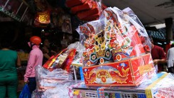 Người Sài Gòn tất bật sắm đồ lễ tiễn ông Táo chầu trời