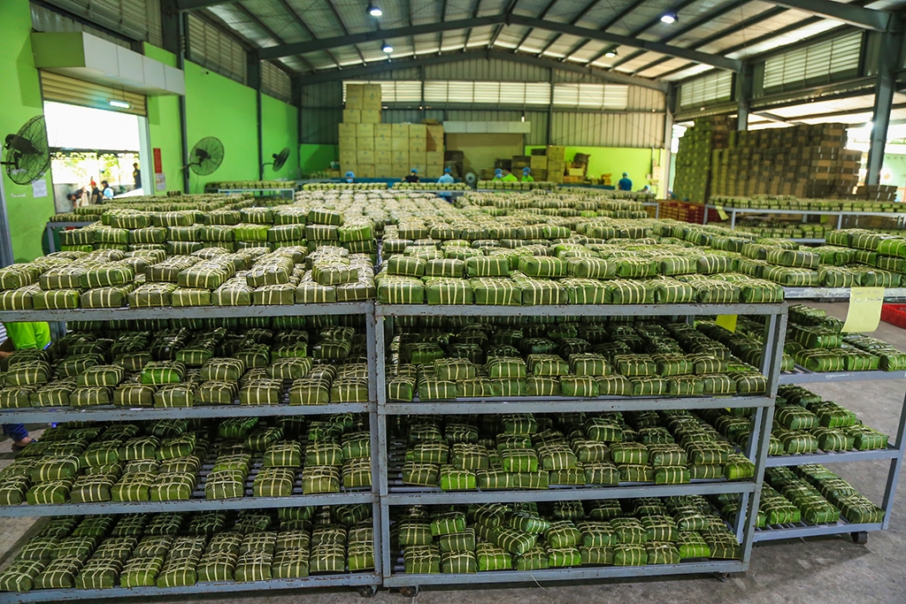 ong trum banh chung dua huong vi tet ra nuoc ngoai
