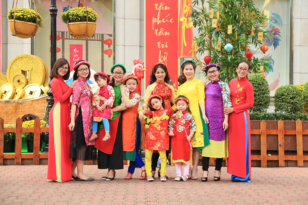 duong pho sai gon trang hoang don tet dinh dau 2017