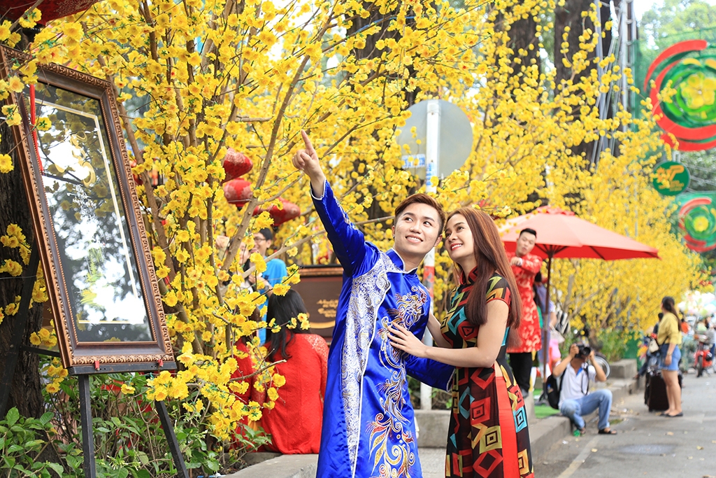 duong pho sai gon trang hoang don tet dinh dau 2017