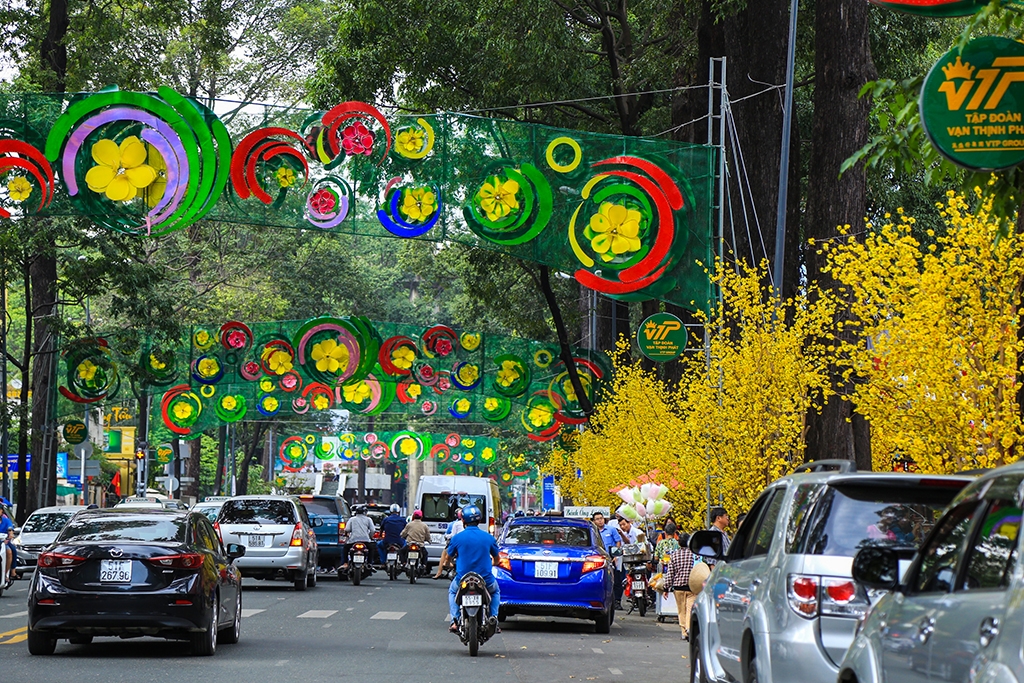 duong pho sai gon trang hoang don tet dinh dau 2017
