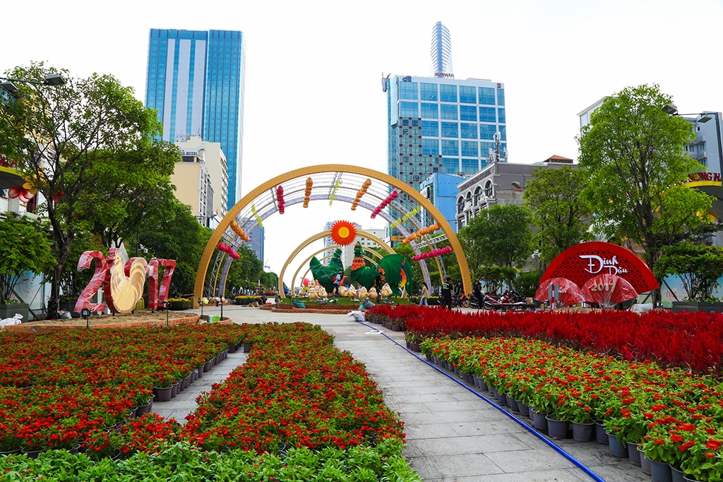 duong pho sai gon trang hoang don tet dinh dau 2017