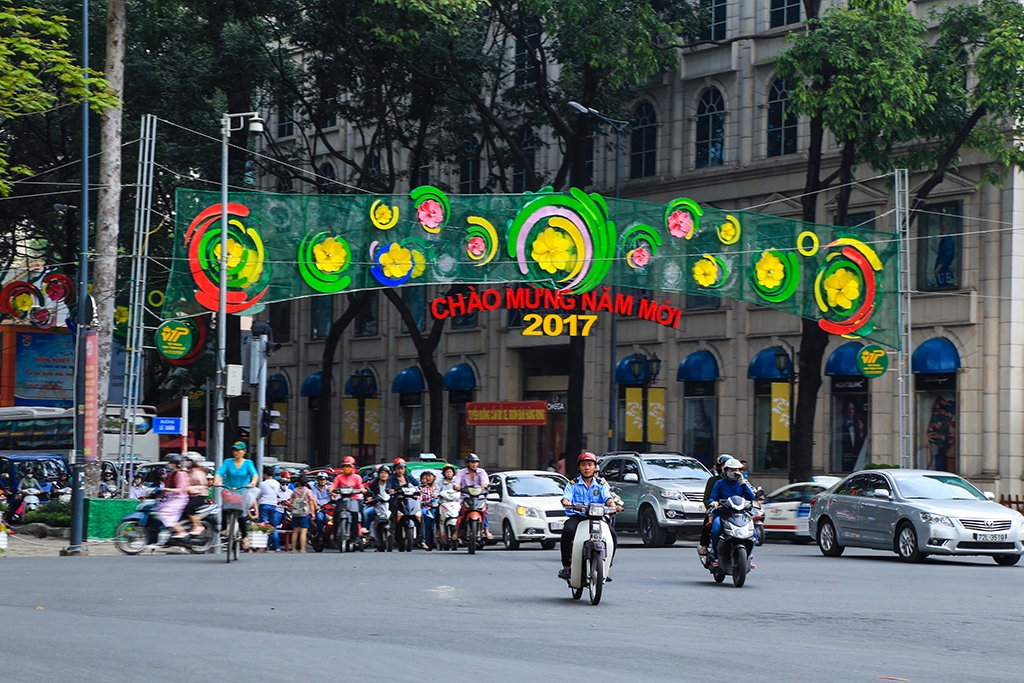duong pho sai gon trang hoang don tet dinh dau 2017